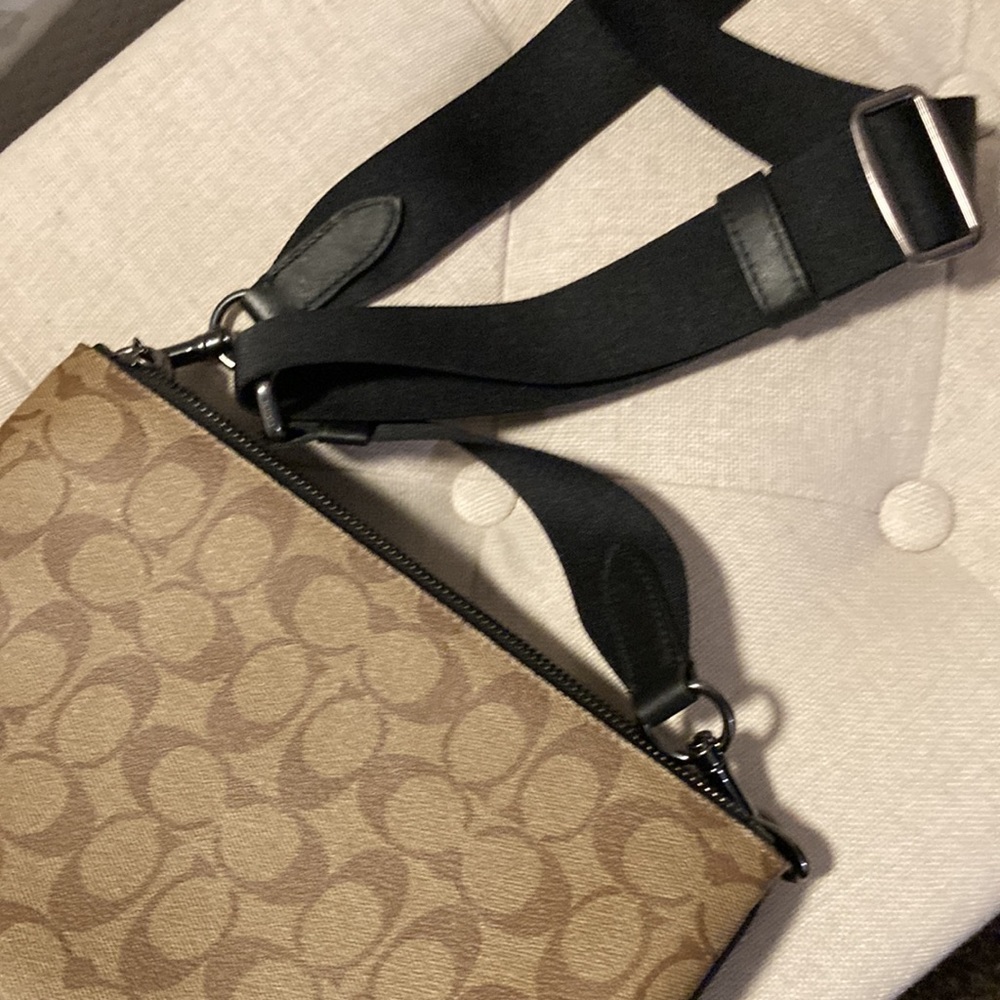 Everett Crossbody In Blocked Signature Canvas/ Unisex - Picture 7 of 9
